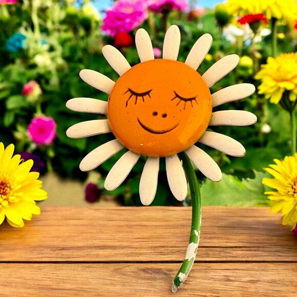 Vintage 1960s Enameled Metal Flower Daisy Brooch with Cartoon Face as is - Picture 11 of 11